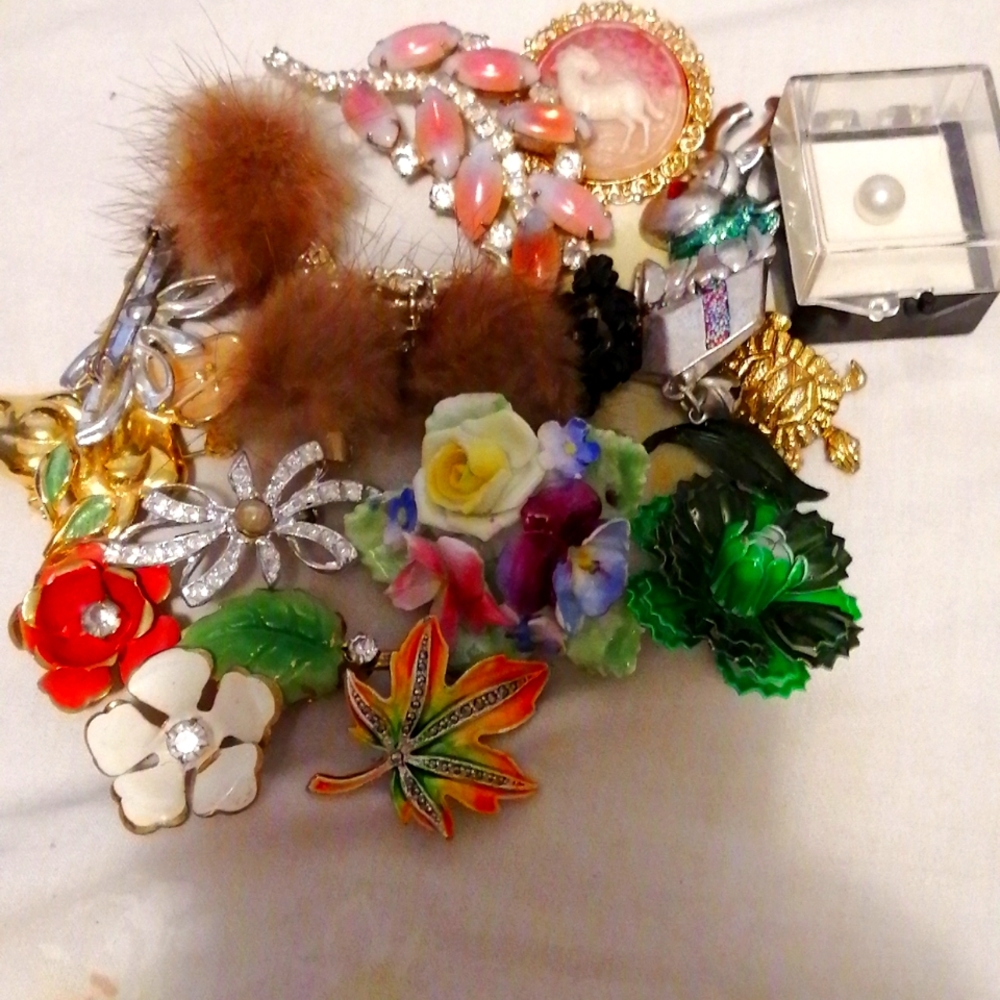 Bundle of ladies brooches